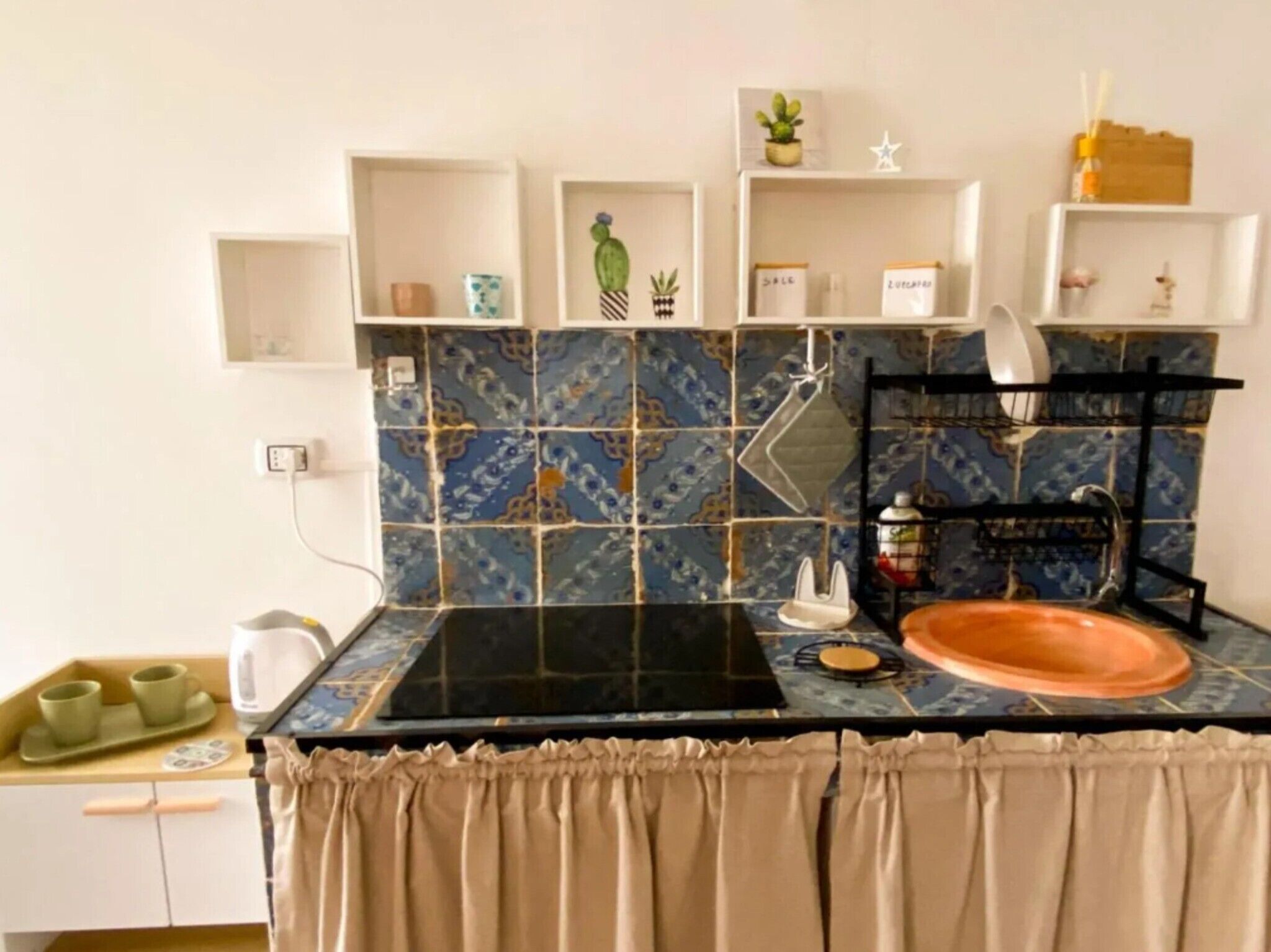 Réfrigérateur, plaque de cuisson, cafetière/bouilloire