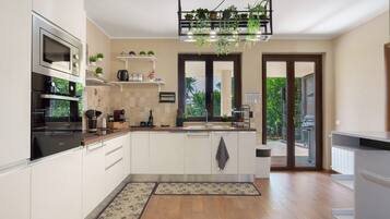 Een koelkast, een microgolfoven, een oven, een kookplaat