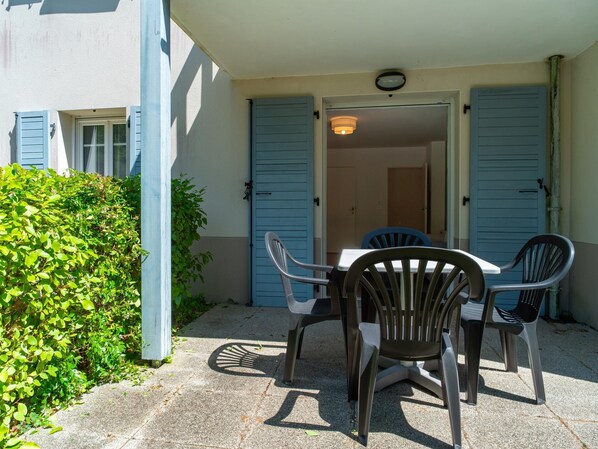 Apartment | Outdoor dining - 1BR Stay in Pont-aven With Balcony (Pont-Aven)