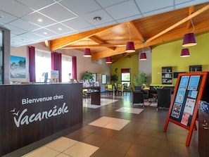 Apartment | Reception - 1BR Stay in Pont-aven With Balcony (Pont-Aven)