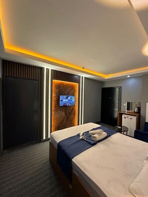 Suite Deluks, balkon, pemandangan laut | Meja kerja, ruang kerja ramah laptop, dan Wi-Fi gratis