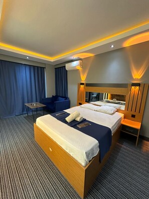 Suite Deluks, balkon, pemandangan laut | Meja kerja, ruang kerja ramah laptop, dan Wi-Fi gratis