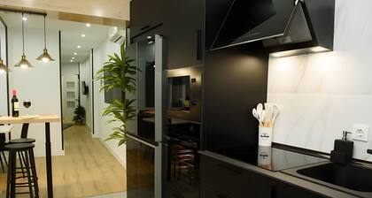 Charming Sevilla Boutique: 2 Bedrooms, Sleeps 7, Parking Included