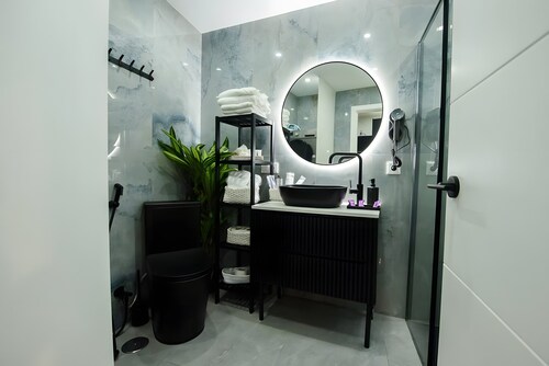 Charming Sevilla Boutique: 2 Bedrooms, Sleeps 7, Parking Included