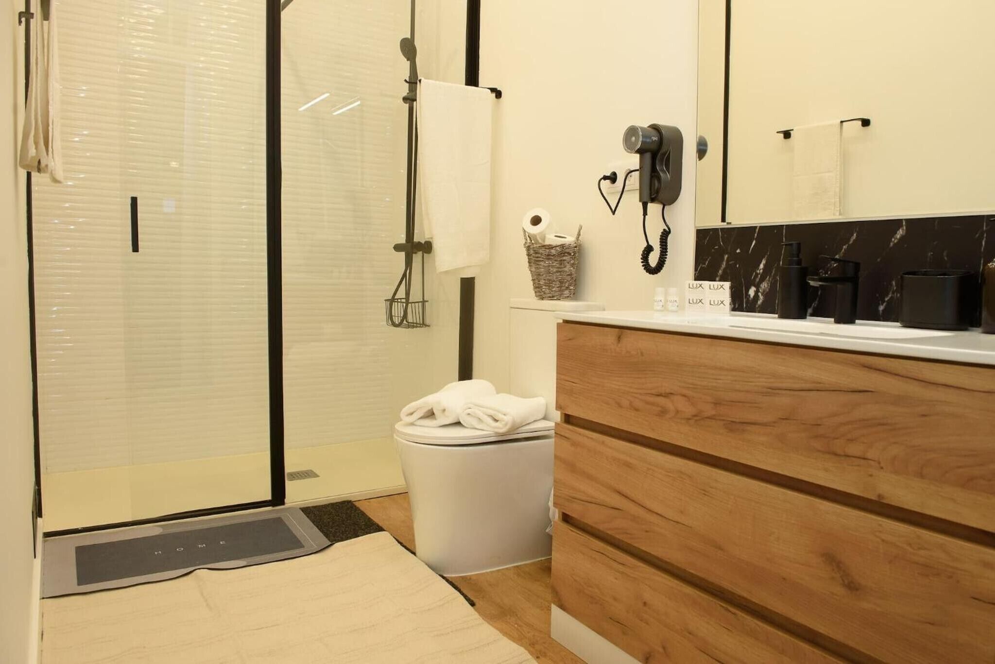 Een douche, een haardroger, handdoeken