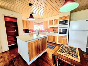 Fridge, microwave, oven, stovetop - Waterfront, Lighted Pier and Family Games! (Port Lavaca)