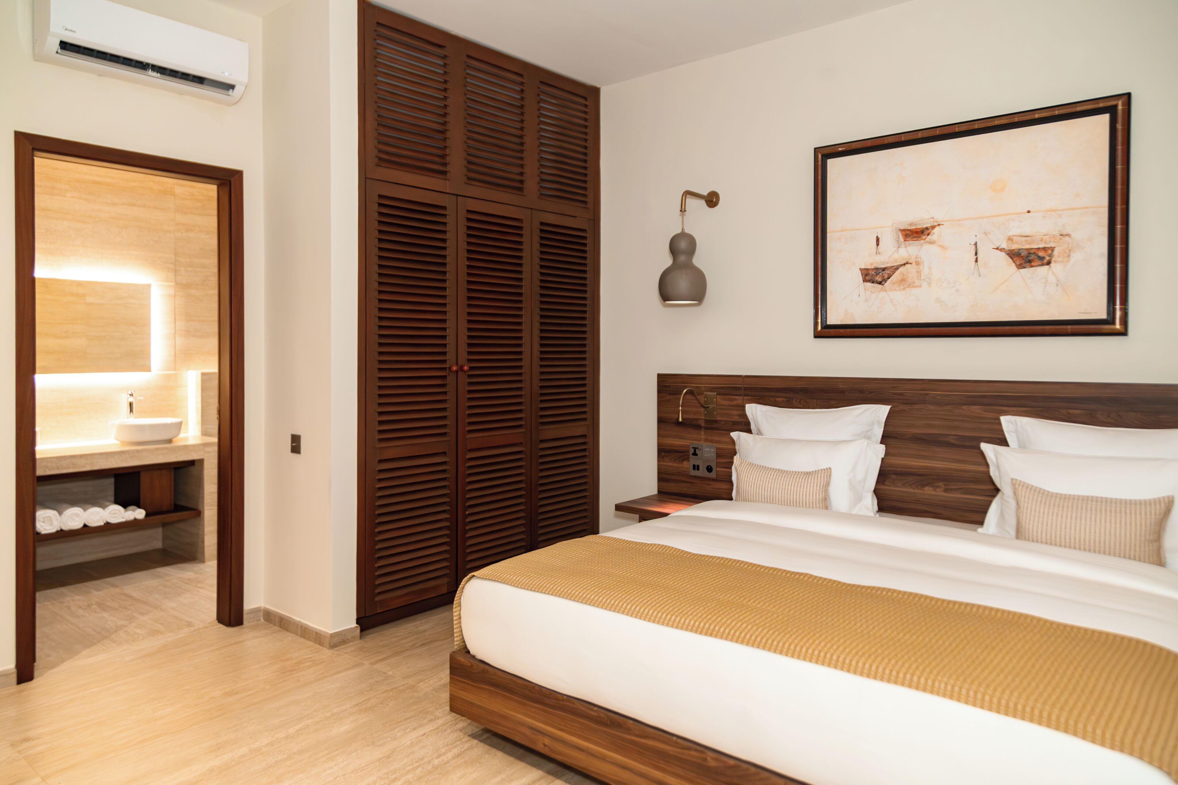 Executive suite | Luxe beddengoed, pillowtop-bedden, een minibar, een kluis op de kamer