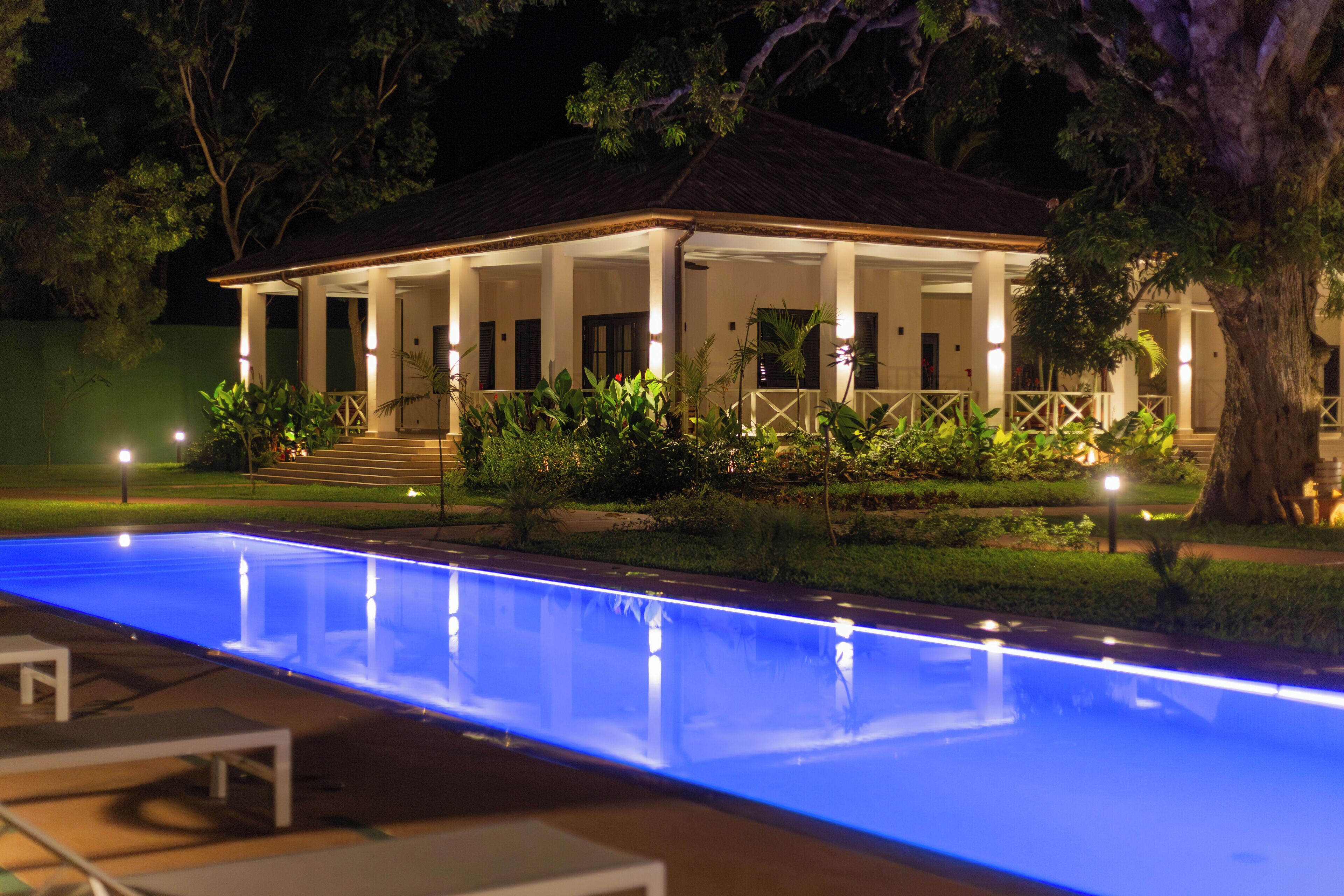 Una piscina al aire libre