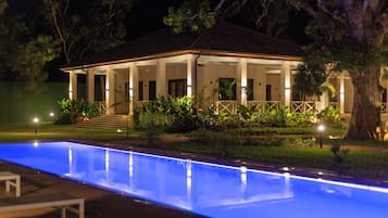 Una piscina al aire libre