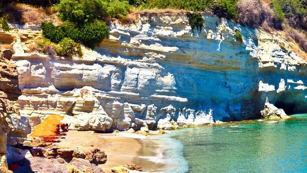 A coastal cliff with clear water, rocky terrain, and sparse vegetation. - Altair Blue Villa - Private Jacuzzi and Views (Kalo Chorio)
