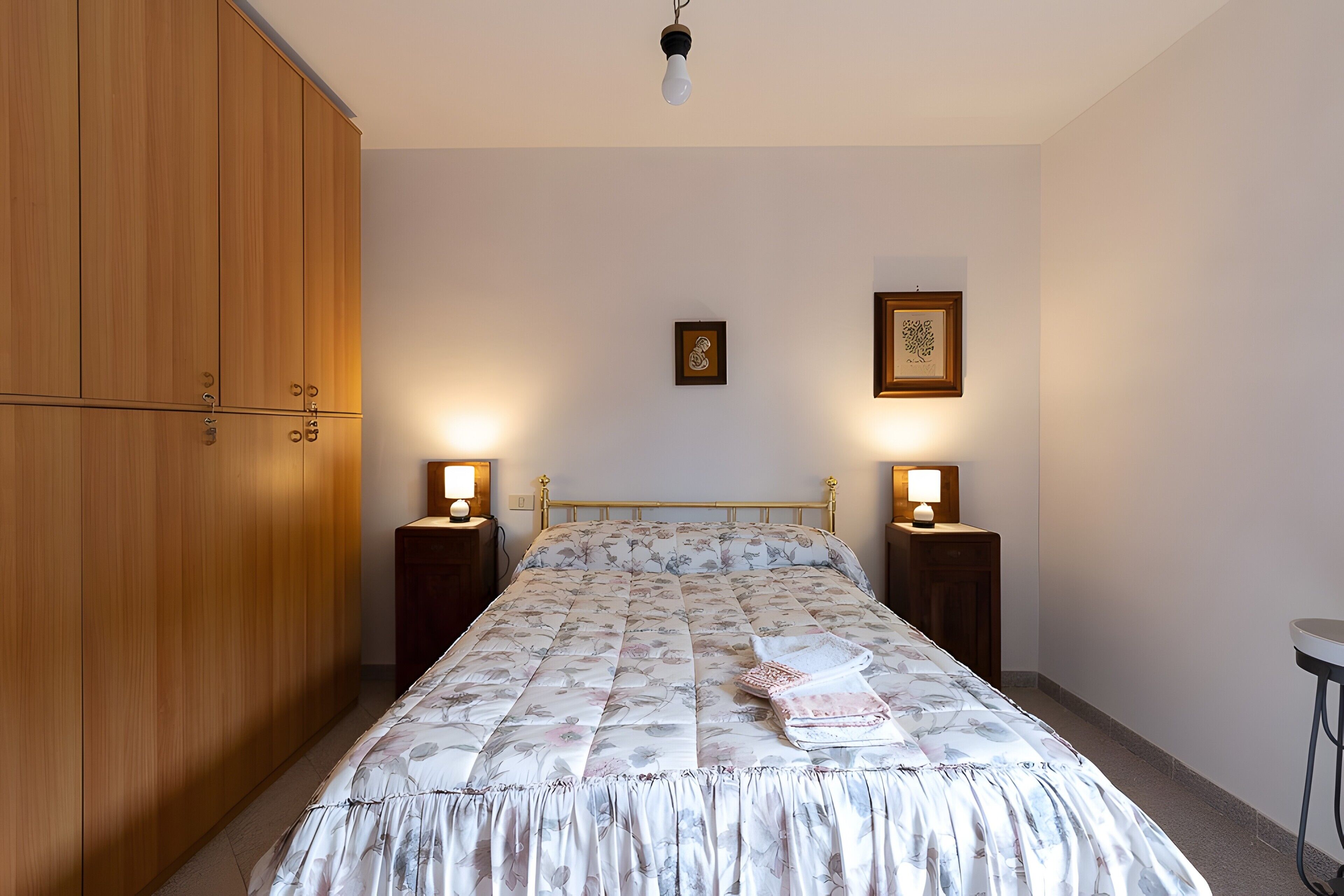 Iron/ironing board, bed sheets