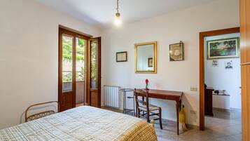 Iron/ironing board, bed sheets