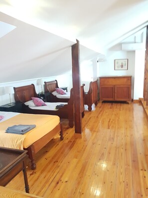 Iron/ironing board, WiFi, bed sheets - Apartment 'Alfama Com Vista Rio' with Balcony, Wi-Fi and Air Conditioning (Lisboa)