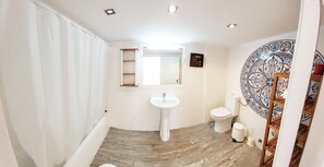 Shower, hair dryer, towels - Apartment 'Alfama Com Vista Rio' with Balcony, Wi-Fi and Air Conditioning (Lisboa)