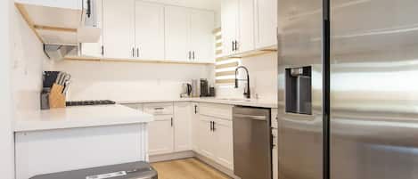 Fridge, oven, stovetop, dishwasher