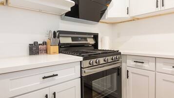 Fridge, oven, stovetop, dishwasher