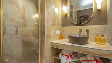 Dusche, Haartrockner, Bidet, HandtĂŒcher