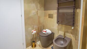Ein modernes Badezimmer mit Toilette, Bidet und Waschbecken.