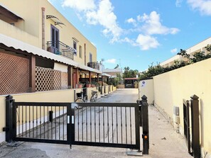 A gated entrance to a residential area with a clear sky. - Vacation home san vito lo capo CristalMar (Sicilia)