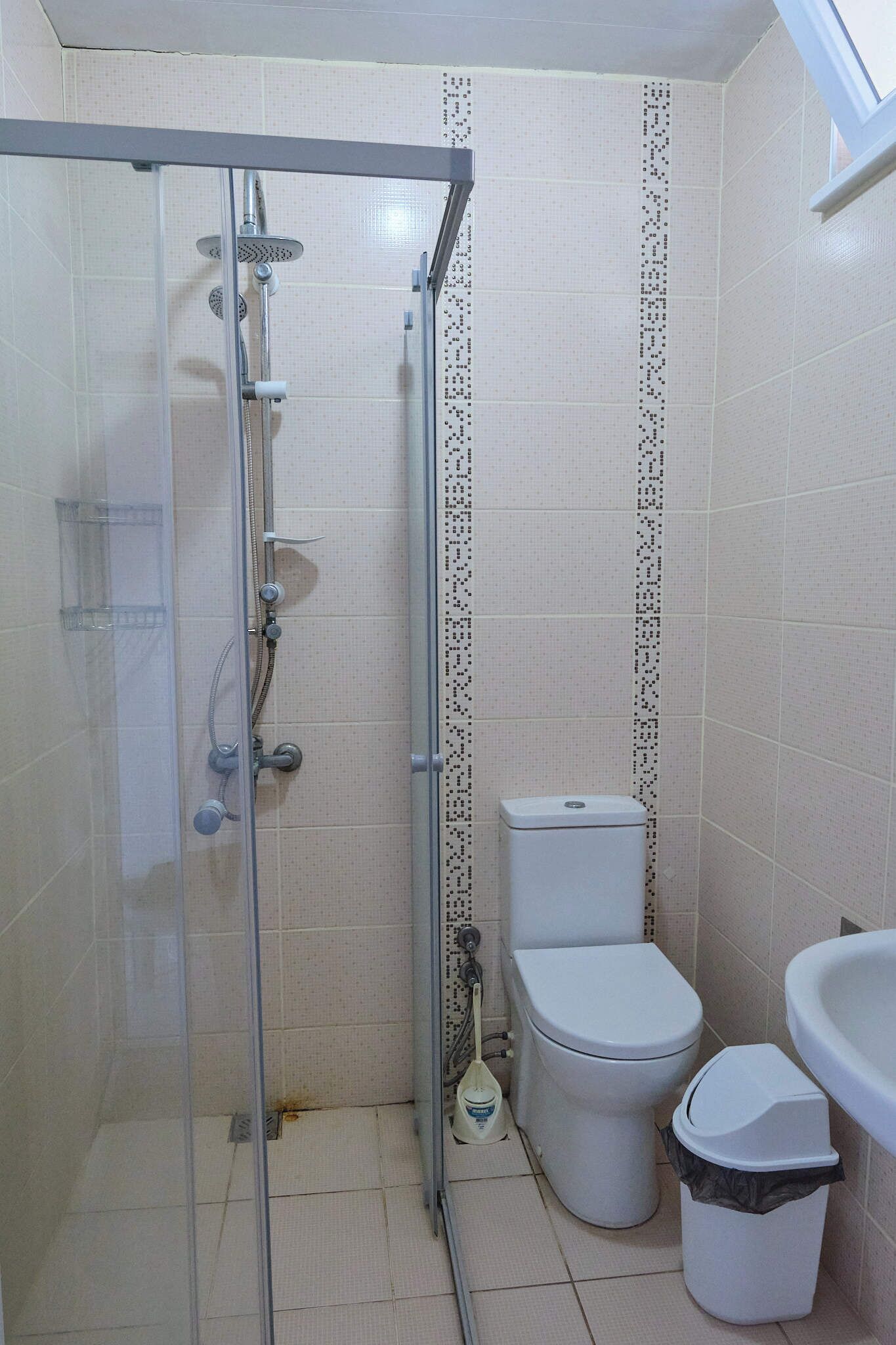 Ducha, secador de pelo, toallas, jabón