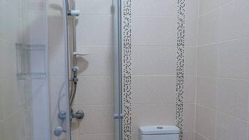 Ducha, secador de pelo, toallas, jabón