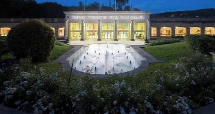 Résidence Les Grands Pins *** a stone's throw from the town center and the Spa des Thermes