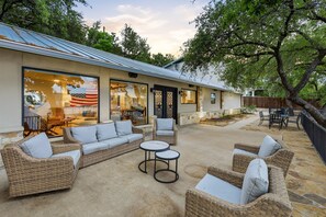 Outdoor dining - Deepwater Delight- Dock, Firepit & Patio overlooking the lake (Graford)