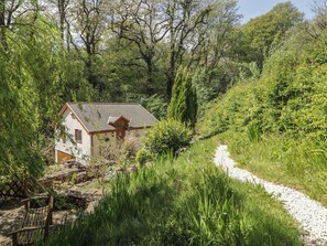 Property grounds - Cân yr Adar (Bridgend)