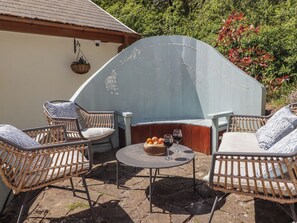 Property grounds - Cân yr Adar (Bridgend)