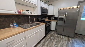 Fridge, microwave, oven, stovetop - Stargazer Hideaway: Hot Tub, Outdoor Dinning, pet-friendly; close to Yellowstone (Island Park)