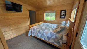 3 bedrooms, iron/ironing board, travel cot, free WiFi - Stargazer Hideaway: Hot Tub, Outdoor Dinning, pet-friendly; close to Yellowstone (Island Park)