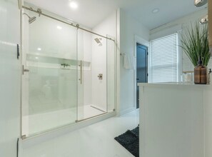 Dusche, Haartrockner, Handtücher, Seife