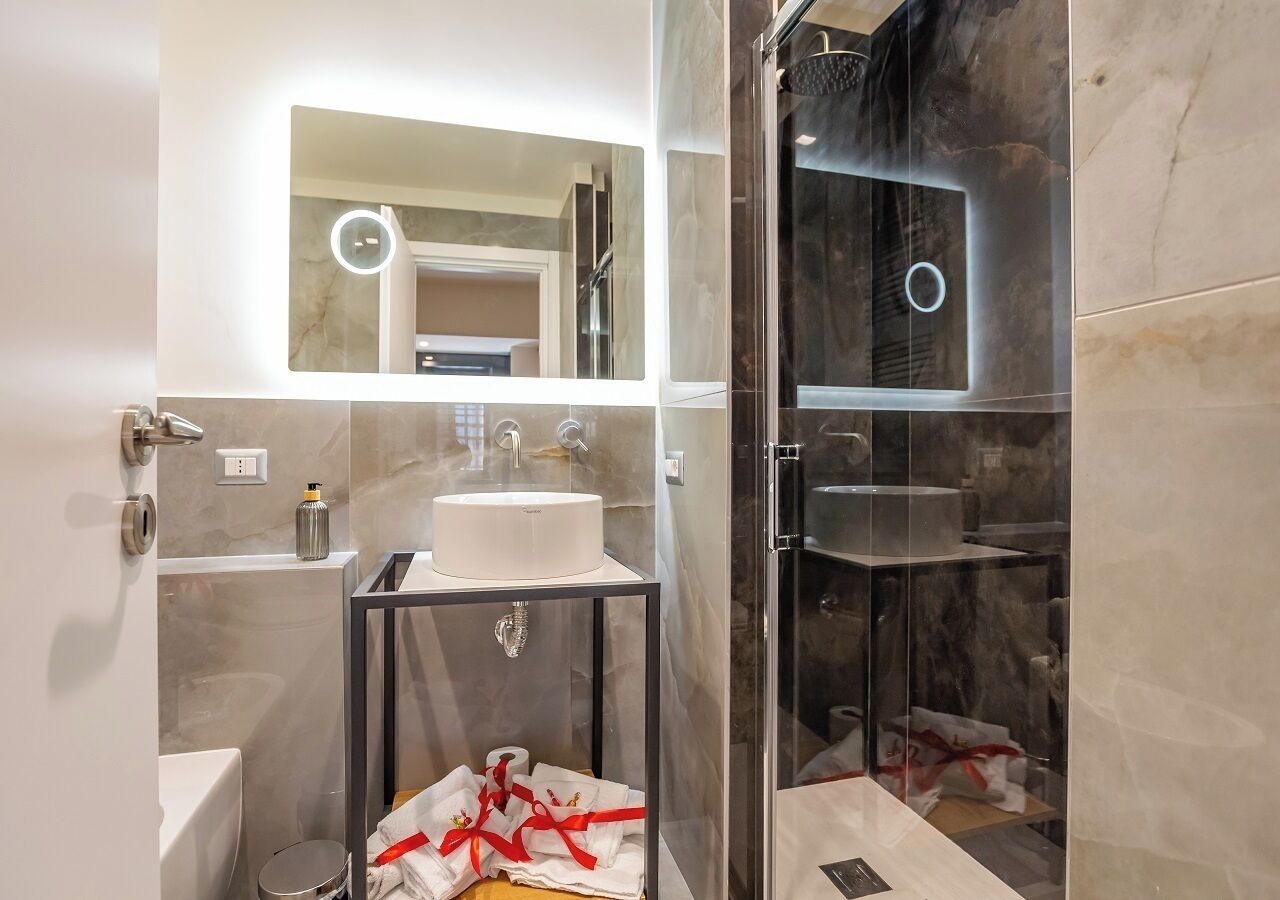 Exclusive-Doppelzimmer | Badezimmer | Dusche, Regendusche, kostenlose Toilettenartikel, Haartrockner