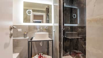 Exclusive-Doppelzimmer | Badezimmer | Dusche, Regendusche, kostenlose Toilettenartikel, Haartrockner