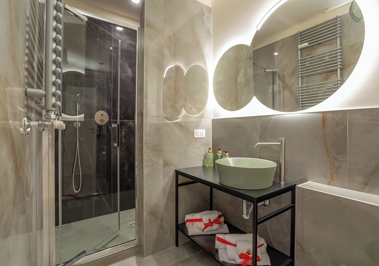 Chambre Deluxe double | Salle de bain | Douche, douche cascade, articles de toilette (gratuits)