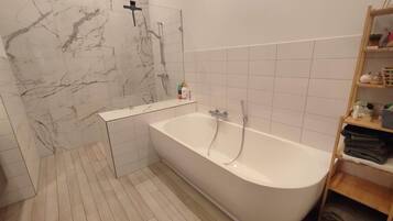 Een douche, een haardroger, handdoeken, zeep