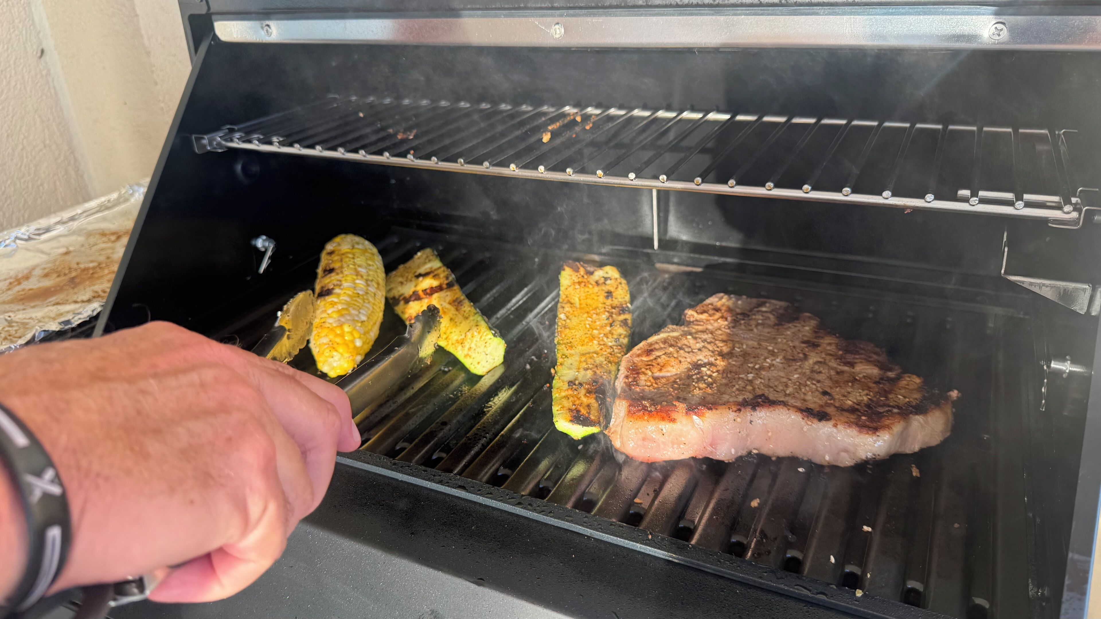 Un barbecue avec des aliments en train de cuire.