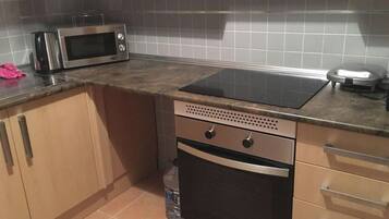 Réfrigérateur, four, plaque de cuisson, grille-pain