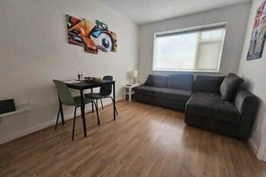 TV - Crash pad in Luton Town (Luton)