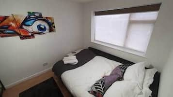 Iron/ironing board, WiFi, bed sheets