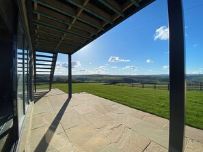 A covered patio with a view of a green field and distant hills. - The Snug, Beautiful luxury 1 Bed Ground floor Cottage with outstanding views... (Cragg Vale)