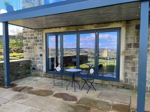 Outdoor dining - The Snug, Beautiful luxury 1 Bed Ground floor Cottage with outstanding views... (Cragg Vale)