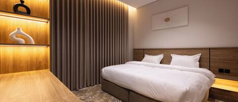 Deluxe Room | In-room safe, desk, laptop workspace, iron/ironing board