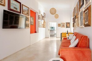 Deluxe-Apartment, Balkon, Stadtblick | Wohnbereich | 40-Zoll-Smart-TV mit Digitalempfang, Netflix, Streaming-Dienste