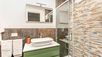 Deluxe Apartment, Balcony, City View | Bathroom