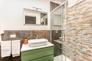 Deluxe-Apartment, Balkon, Stadtblick | Badezimmer