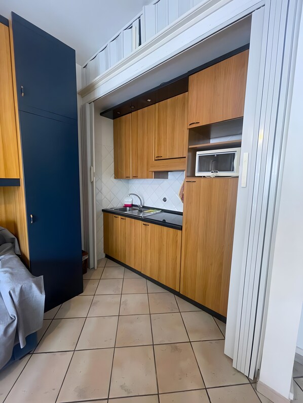 Refrigerador, microondas, parrilla de estufa y utensilios de cocina 