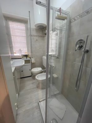 Bathroom - Apartment 'Liam's House' with Balcony, Wi-Fi and Air Conditioning (Rapallo)