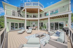 Outdoor dining - Sea The Pointe: Luxurious Living on Davis Canal (Oak Island)
