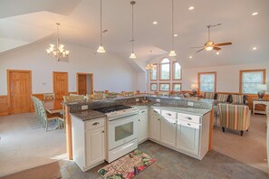 Fridge, microwave, oven, stovetop - JL #078 Fort Myers - Oceanside - Private Pool - SSCA Amenities (Southern Shores)